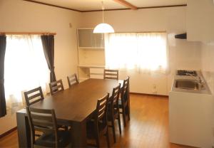 Active House Ryuo - Vacation STAY 04019v في Shimotakai: طاولة طعام وكراسي في مطبخ
