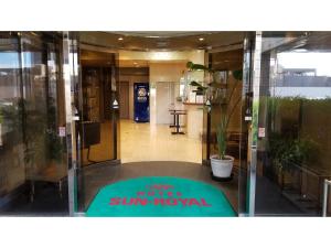 uma porta de vidro com uma placa no meio de um edifício em Sun Royal Utsunomiya - Vacation STAY 02534v em Utsunomiya
