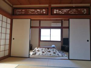 泉大津市にあるMinpaku Yamamoto - Vacation STAY 13868の窓付きの部屋のベッド1台分です。 +37枚の写真