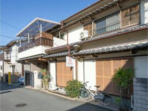 een fiets geparkeerd buiten een gebouw zonder parkeerbord bij Minpaku Yamamoto - Vacation STAY 13868 in Izumiotsu