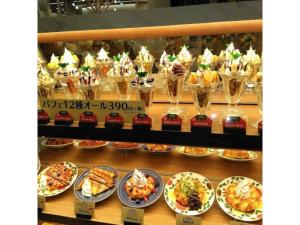 una vitrina llena de diferentes tipos de alimentos en Minpaku Yamamoto - Vacation STAY 13869 en Izumiotsu