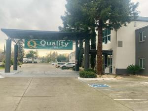 a quilty inn sign in front of a parking lot at Quality Inn in Yuba City
