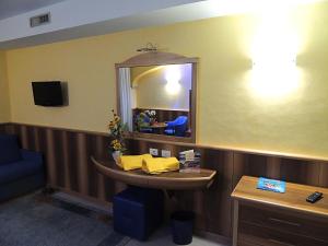 TV a/nebo společenská místnost v ubytování Grand Hotel Astoria