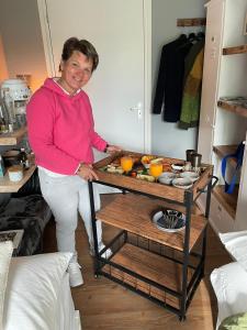 een vrouw die naast een tafel staat met sinaasappels erop bij Be-B in Wageningen