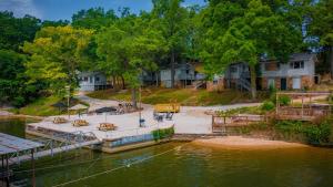 eine Luftansicht eines Hauses mit einer Anlegestelle auf dem Wasser in der Unterkunft Lakeshore Fishing cabin 1 , dock/boat slip, fire pit. in Lake Ozark