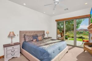 Ένα ή περισσότερα κρεβάτια σε δωμάτιο στο Coral Ridge 1889 Golf Course View, Spacious yard +72 φωτογραφίες