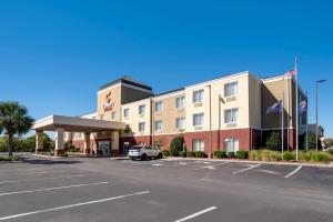 フォーリーにあるComfort Suites Foley - North Gulf Shoresの駐車場付きホテル