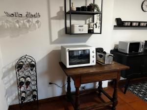 una camera con tavolo, forno a microonde e sedia di Villa Gabry a Camaiore