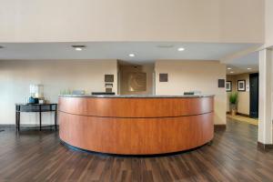 um átrio de um hospital com uma recepção de madeira em Comfort Suites Foley - North Gulf Shores em Foley