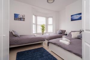 sala de estar con 2 sofás y sofá en Denebank Lodge - Anfield Apartments, en Liverpool