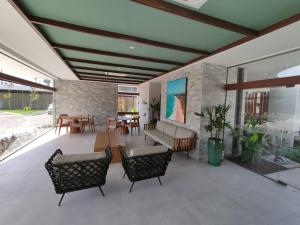 伊波茹卡的住宿－O melhor 1 qto de Muro Alto，一个带桌椅的庭院和一间餐厅