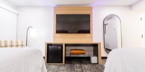 um quarto com 2 camas e uma televisão de ecrã plano em Wendover Nugget Hotel & Casino by Red Lion Hotels em West Wendover