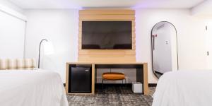 Ένα ή περισσότερα κρεβάτια σε δωμάτιο στο Wendover Nugget Hotel & Casino by Red Lion Hotels