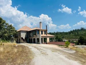 ein Haus, das auf einer unbefestigten Straße steht in der Unterkunft Quinta da Lua Nova in Travancinha