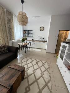 salon z kanapą i stołem w obiekcie Studio w Rynku w Grudziądzu