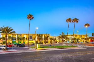 skrzyżowanie z ulicą z palmami i budynkiem w obiekcie Great Balboa Penninsula Home II w mieście Newport Beach