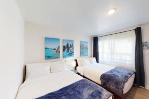国王海滩The Chalet at Kings Beach Unit 2的有窗户的房间里有两张床