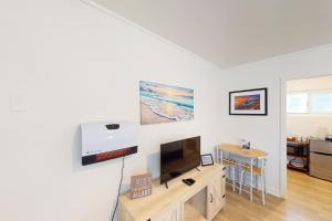 国王海滩The Chalet at Kings Beach Unit 2的配有电视和桌子的客厅