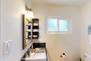 国王海滩The Chalet at Kings Beach Unit 2的带水槽和镜子的浴室