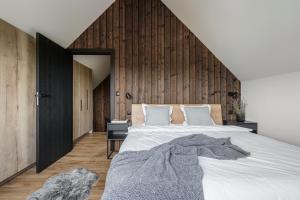 Łóżko lub łóżka w pokoju w obiekcie Borzestova - domki & SPA