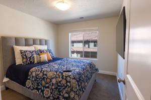 un dormitorio con una cama y una ventana en Escondido 1231 Red Rock Retreat at Escondido Fire Pit, Nintendo Switch, and Ping Pong Table!, en Washington 17 fotos más