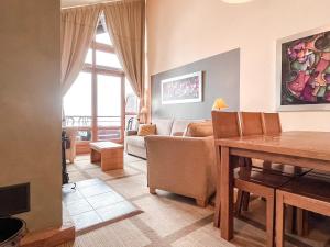 Χώρος καθιστικού στο South facing 2-bed apartment with fireplace, Terrasses dEos