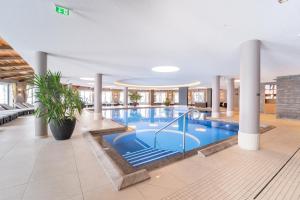 Hotel das Seekarhaus内部或周边的泳池