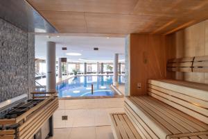 Hotel das Seekarhaus内部或周边的泳池
