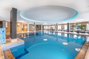 Hotel das Seekarhaus内部或周边的泳池