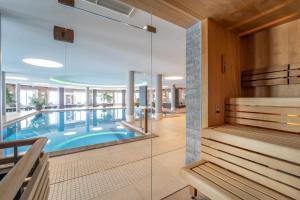 Hotel das Seekarhaus内部或周边的泳池