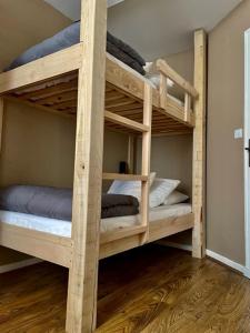 Двухъярусная кровать или двухъярусные кровати в номере Gite Auberge Les Cascades
