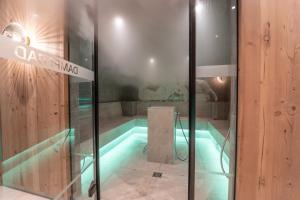 上陶恩Hotel das Seekarhaus的带有标志的建筑物内的游泳池