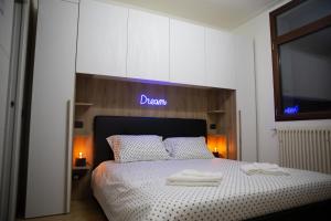 ein Schlafzimmer mit einem Bett mit zwei Handtüchern darauf in der Unterkunft SWEET HOUSE MEDA in Mailand