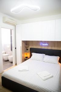 ein Schlafzimmer mit einem Bett mit einem Schild, auf dem "Traum" steht in der Unterkunft SWEET HOUSE MEDA in Mailand