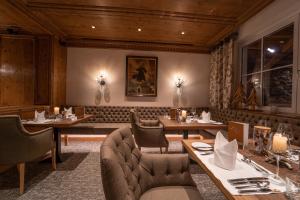 a restaurant with tables and chairs in a room at Hotel das Seekarhaus in Obertauern