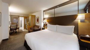 Cama o camas de una habitación en The Jewel Hotel, New York