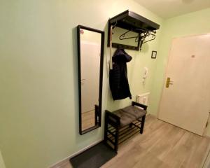 einen Spiegel an einer Wand mit einem Stuhl in einem Zimmer in der Unterkunft Ferienwohnung Schloßberg Wohnung 2 in Eisenach