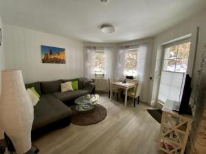 ein Wohnzimmer mit einem Sofa und einem Tisch in der Unterkunft Ferienwohnung Schloßberg Wohnung 2 in Eisenach