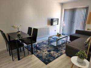 sala de estar con mesa y sofá en Hazel 1-Bed Flat (2) + Parking, en Kidlington