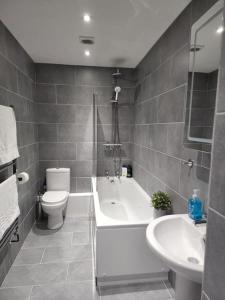 y baño con bañera, aseo y lavamanos. en Hazel 1-Bed Flat (2) + Parking, en Kidlington