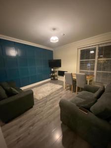 Χώρος καθιστικού στο Foyle View Apartment
