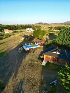 una vista aérea de una casa con piscina en Los Teritos en Tandil