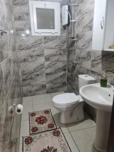 a bathroom with a toilet and a sink at Bahçeli büyük köy evi in Fethiye