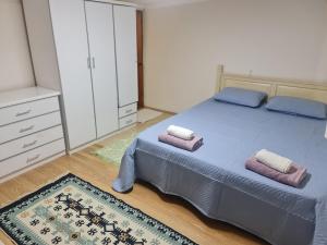 una camera da letto con un letto e due asciugamani di Bahçeli büyük köy evi a Fethiye