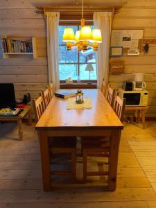ein Esszimmer mit einem Holztisch und Stühlen in der Unterkunft Baggården Messlingen Fjällstuga in Messlingen