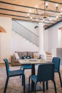 - une salle à manger avec une table, des chaises et un canapé dans l'établissement Villa Le Palme, à Longobardi