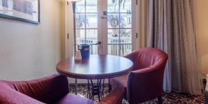 um quarto com uma mesa e cadeiras e uma janela em Wendover Nugget Hotel & Casino by Red Lion Hotels em West Wendover