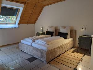 1 dormitorio con 1 cama grande en una habitación en Ferienwohnung am Schönberg - Ebringen, en Ebringen