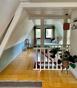 een woonkamer met een trap in een huis bij Boutique Guesthouse Das WOHLGEMUTH HEIM Mosel Weingut in Zell an der Mosel