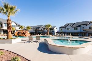 uma piscina num resort com uma fonte e palmeiras em Ocotillo Springs Resort 41 Private Hot Tub, Nintendo Console, BBQ Grill & Beautiful Resort Pool em Santa Clara